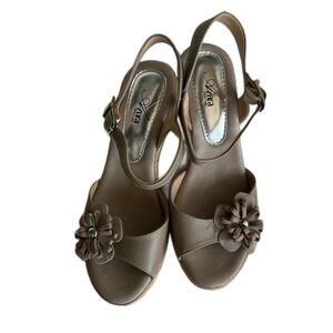 Azura | Very Good Cond | Tan Leather Slingback Sandals w/ Floral Detail | 8.5